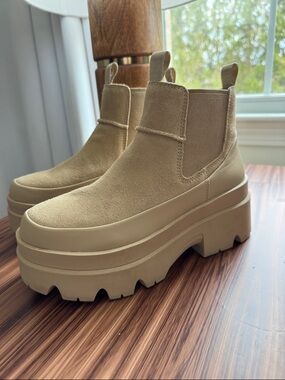 UGG Women's Chunky Platform Chelsea Boot - Tan